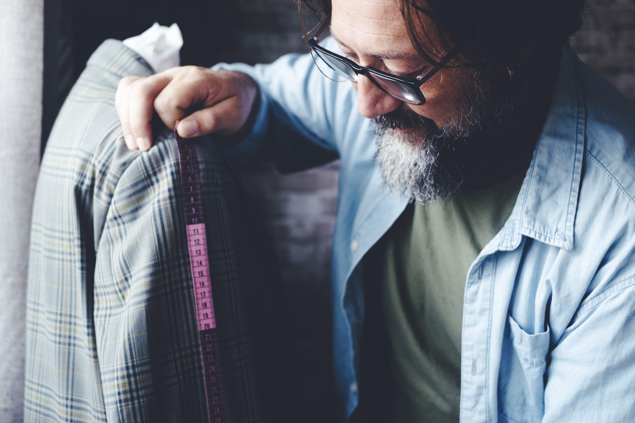 Nettoyer un complet neuf : tailleur qui vérifie un veston